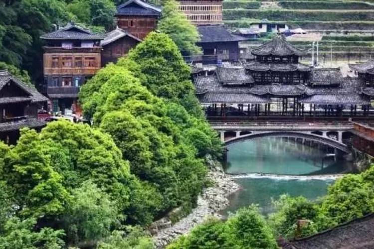 【天眼看世界】贵州双动5天4晚跟团游、黄果树、平塘天眼、西江千户苗寨、荔波小七孔、独山天洞 【天眼看世界】贵州双动5天4晚跟团游、黄果树、平塘天眼、西江千户苗寨、荔波小七孔、独山天洞